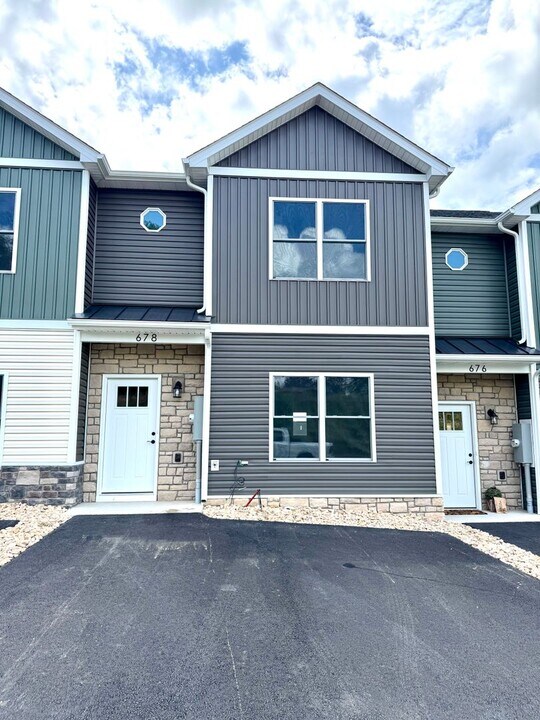 678 Zephyr Dr in Rockingham, VA - Building Photo