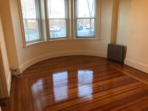 1821 Beacon St, Unit 1 in Brookline, MA - Foto de edificio - Building Photo