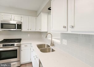 13820 Rampant Lion Ct in Centreville, VA - Foto de edificio - Building Photo