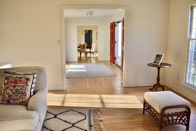 60 Squires Ln in New Canaan, CT - Foto de edificio - Building Photo