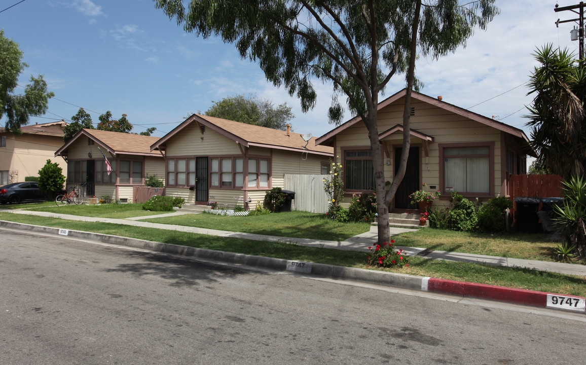 9741-9747 Walnut St in Bellflower, CA - Foto de edificio