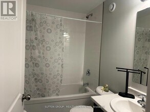 10 S Creek Dr in Kitchener, ON - Building Photo - Building Photo