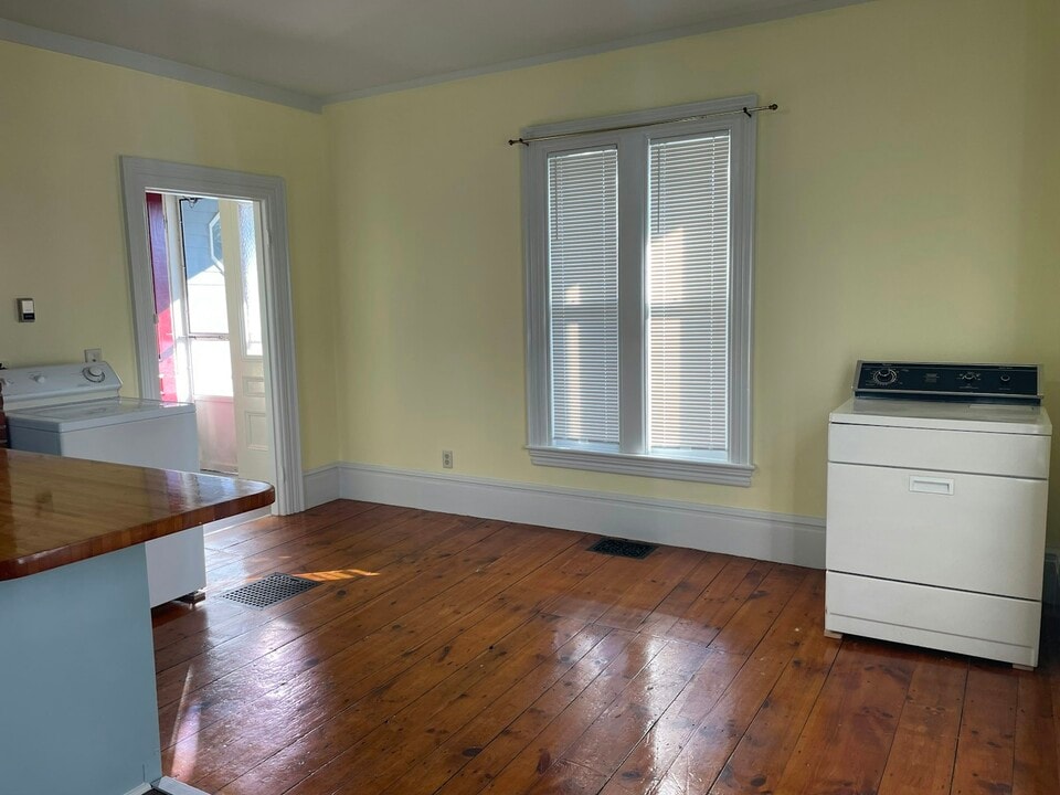 102 Market St in Amesbury, MA - Building Photo