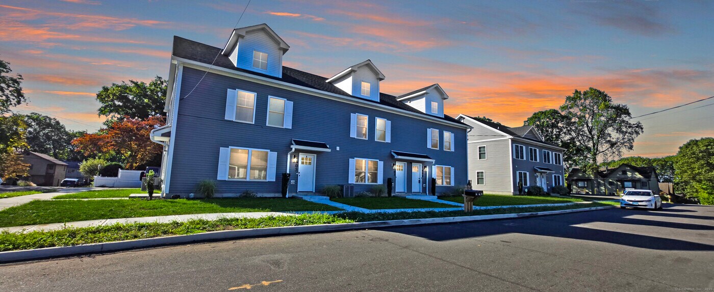 409 Woodmont Ave in Bridgeport, CT - Foto de edificio