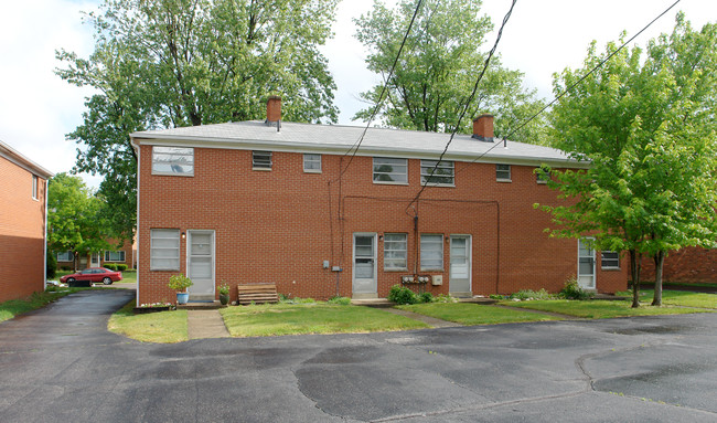 215-221 Broad Meadows Blvd in Columbus, OH - Foto de edificio - Building Photo