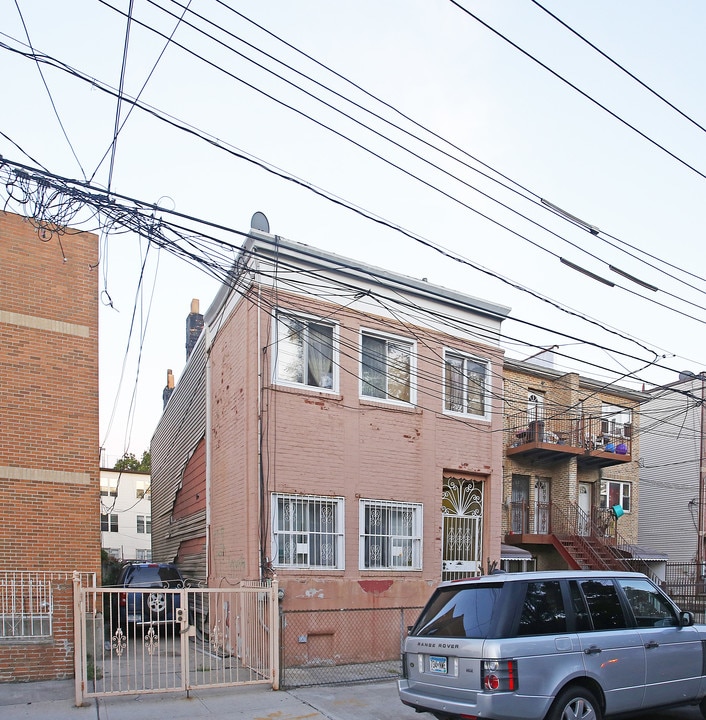 798 Logan St in Brooklyn, NY - Building Photo