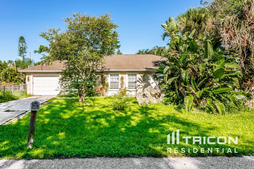 413 Glenwood Ave in Osprey, FL - Building Photo