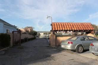 2029 Darwin Ave in Los Angeles, CA - Foto de edificio - Building Photo