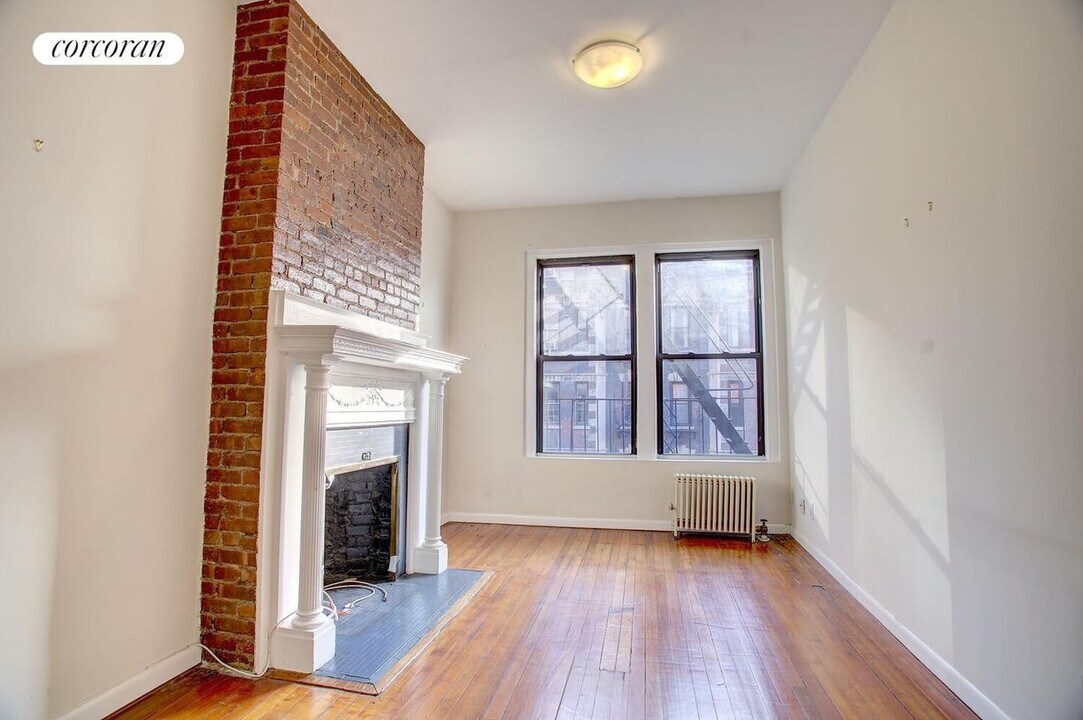 83 W Washington Pl in New York, NY - Building Photo