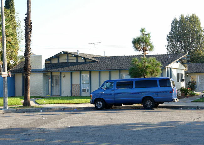 2151 E Almont Ave in Anaheim, CA - Building Photo - Building Photo