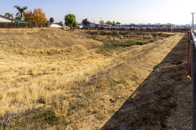 Brentwood Crossing in Bakersfield, CA - Building Photo - Building Photo