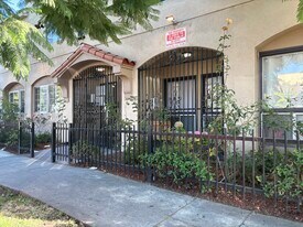 5306 Romaine Street in Los Angeles, CA - Building Photo