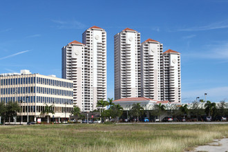 High Point Place in Ft. Myers, FL - Foto de edificio - Building Photo