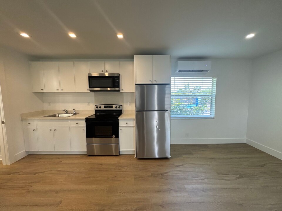 La Siesta Apartments I LLC in Fort Lauderdale, FL - Building Photo