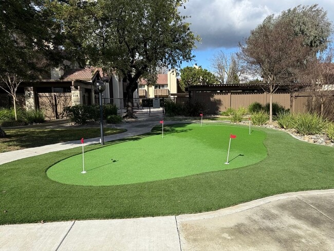 3701 Colonial Dr in Modesto, CA - Foto de edificio - Building Photo