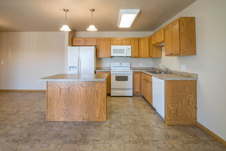 Lindenwood Apartments in Minot, ND - Building Photo - Building Photo