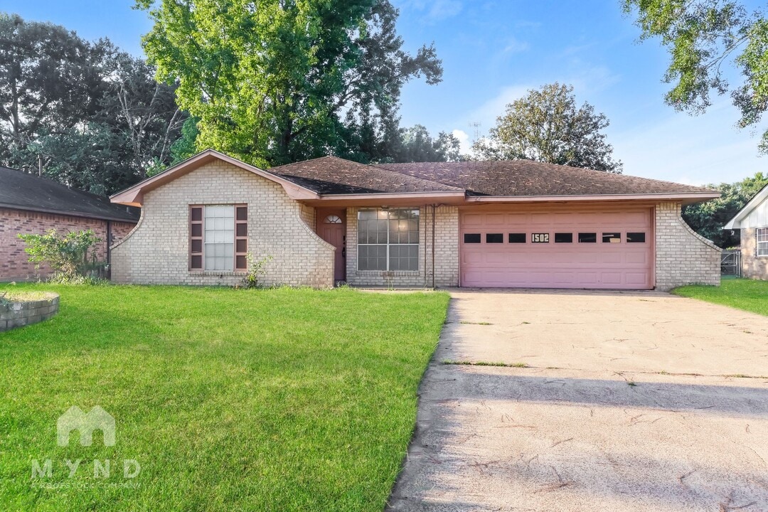 1502 Maple St in Liberty, TX - Building Photo