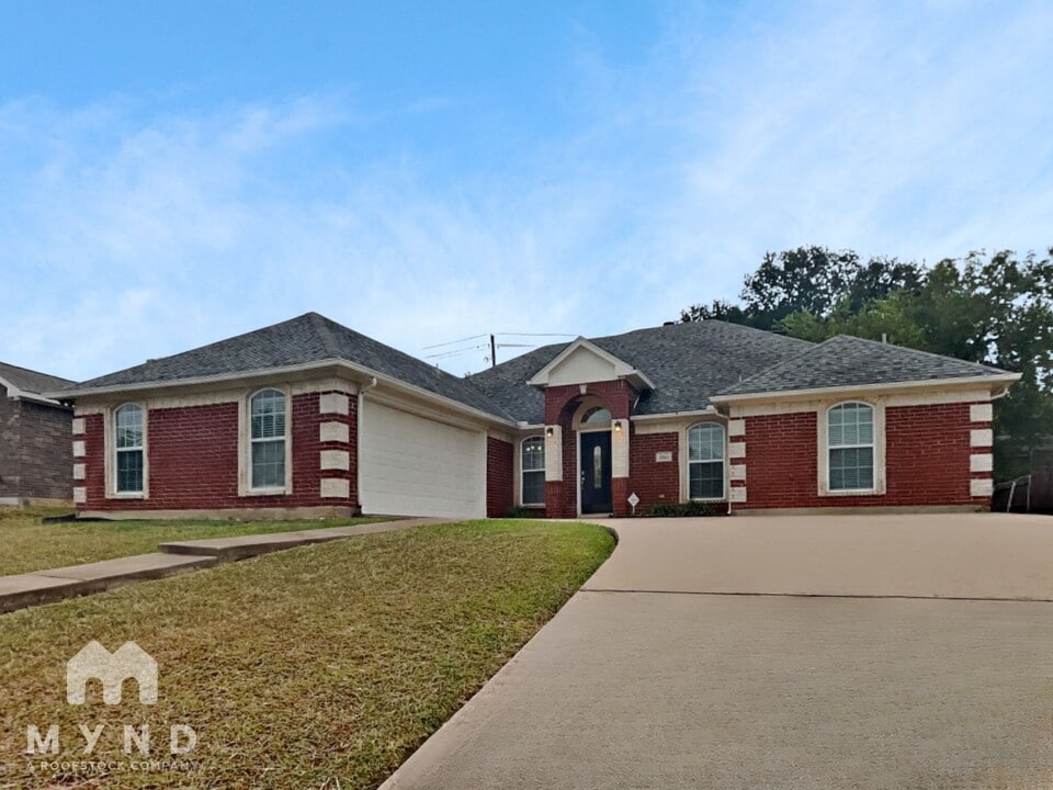 2113 Tippy Terrace in Edgecliff Village, TX - Building Photo