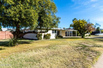 3930 E Oak St in Phoenix, AZ - Foto de edificio - Building Photo