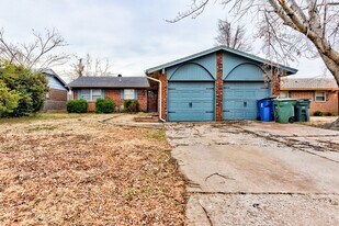 320 Cedar Crest Dr in Edmond, OK - Building Photo