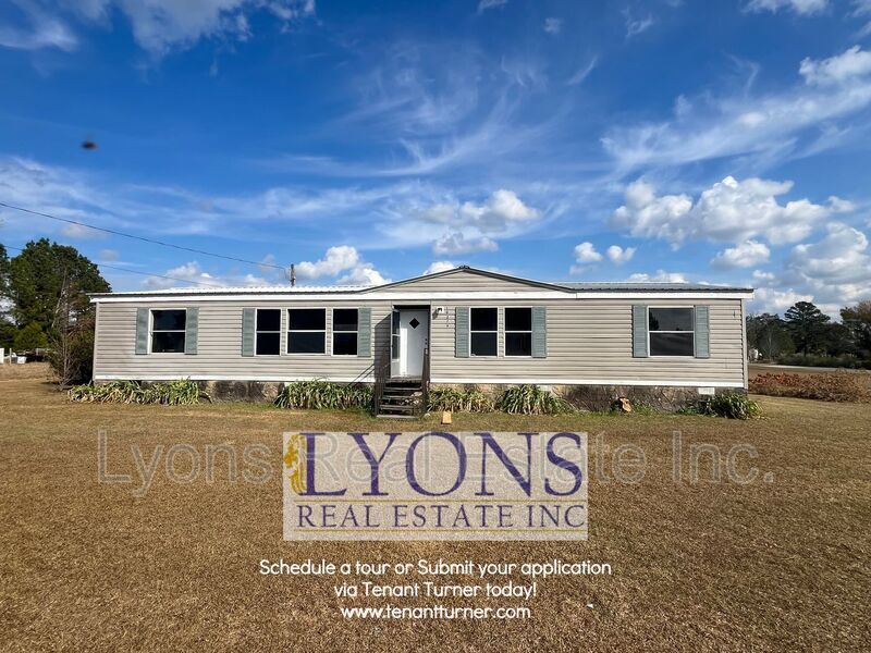 10279 Barneyville Rd in Sparks, GA - Building Photo