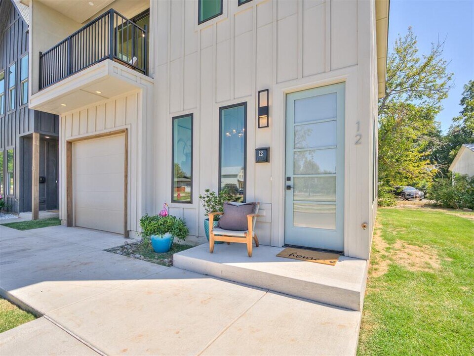 10 S Howard St in Edmond, OK - Building Photo
