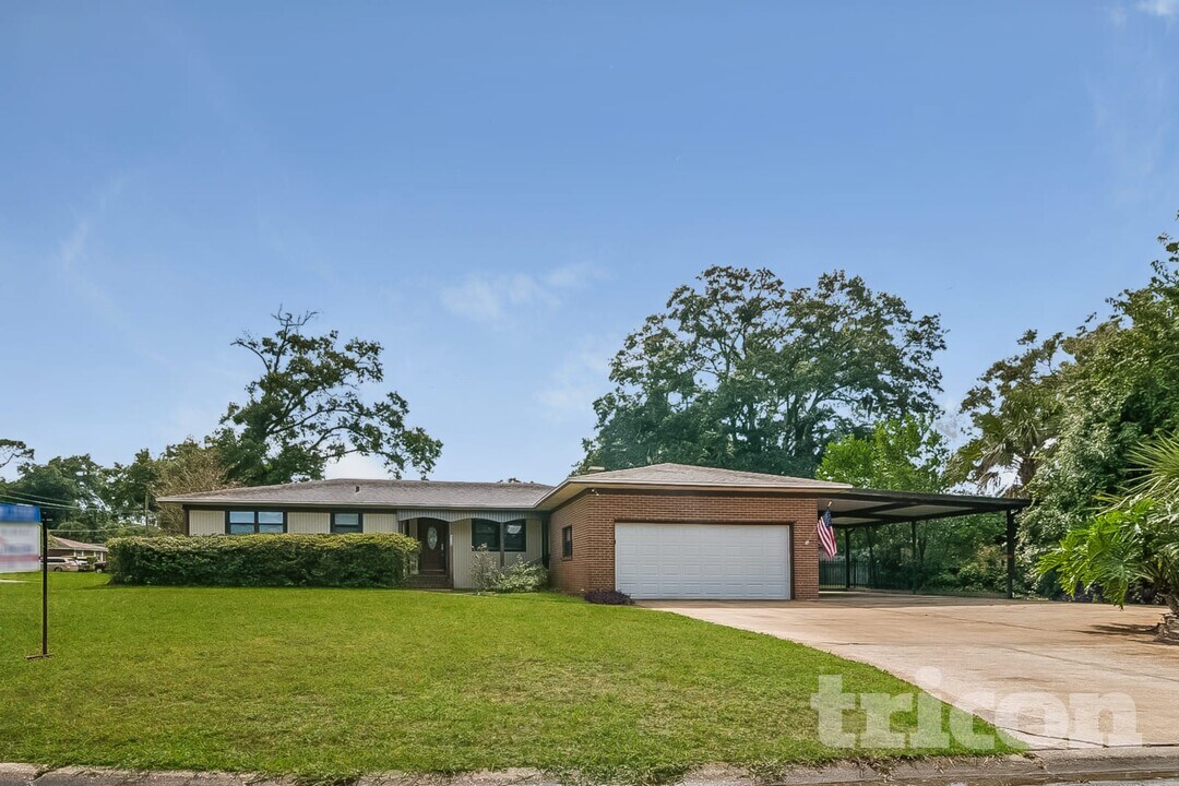 8588 Lamanto Ave N in Jacksonville, FL - Foto de edificio