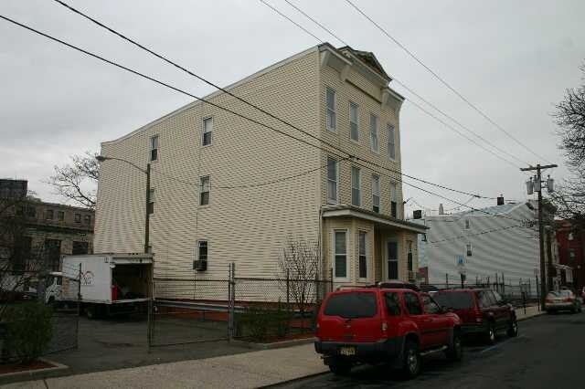 405 33rd St in Union City, NJ - Building Photo - Building Photo