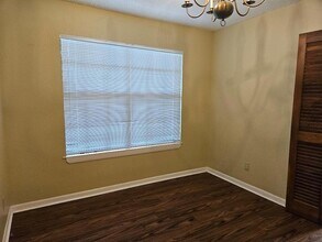 16 N Ave B, Unit B in Elgin, TX - Foto de edificio - Building Photo