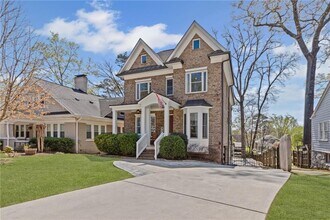 255 Lindbergh Drive NE in Atlanta, GA - Foto de edificio - Building Photo