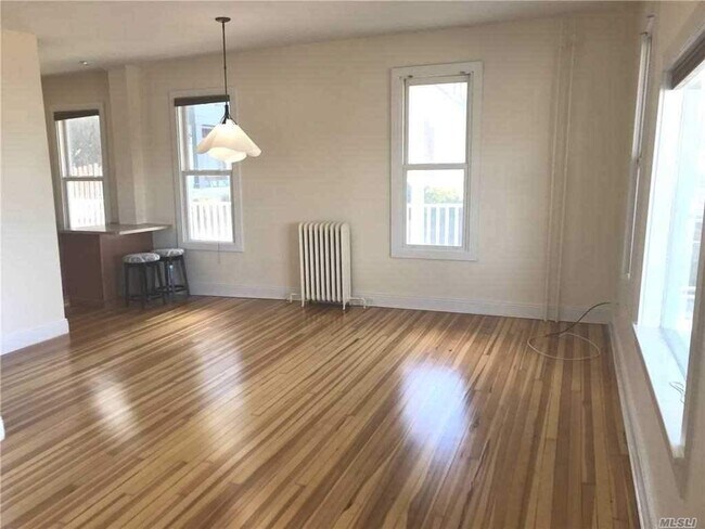 52 Prospect Ave in Sea Cliff, NY - Building Photo - Building Photo