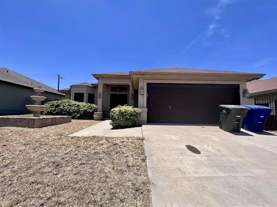 220 Royal Oaks Street in Laredo, TX - Building Photo