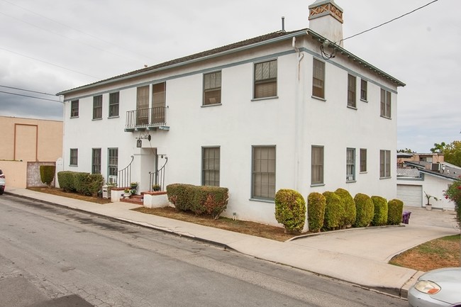 384 Tremont Ave in Long Beach, CA - Foto de edificio - Building Photo