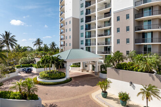 Nevis at Cove Towers in Naples, FL - Foto de edificio - Building Photo