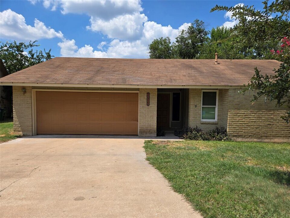 6704 Clubway Ln in Austin, TX - Building Photo