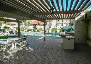 6222 Shoup Ave in Los Angeles, CA - Building Photo - Building Photo