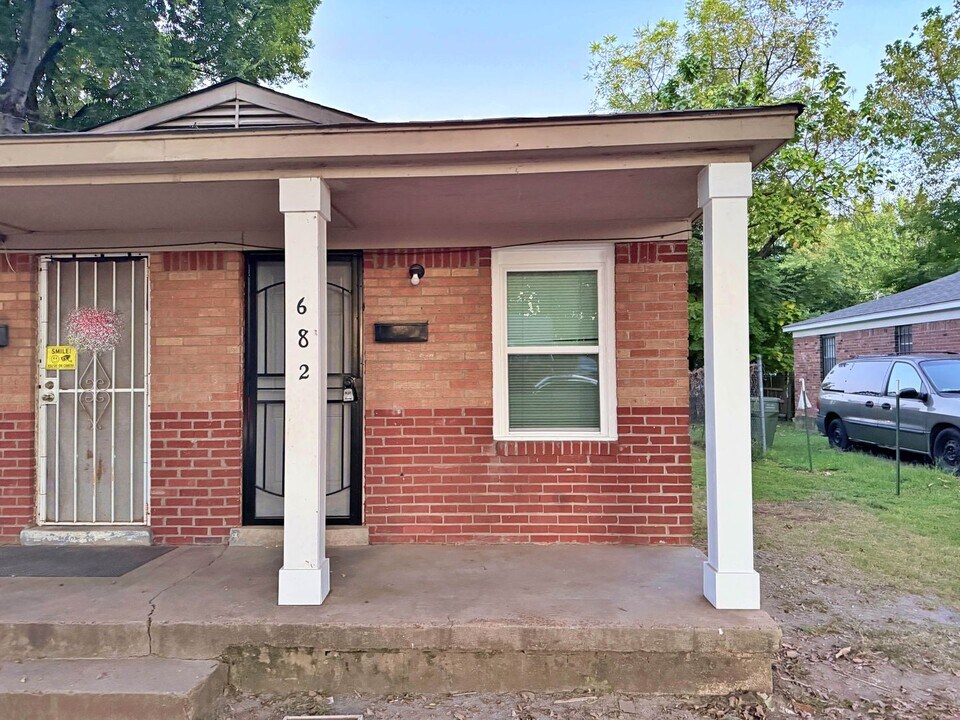 682 Lipford St in Memphis, TN - Building Photo