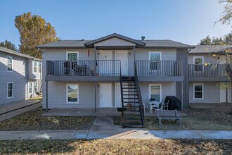 Village South Apartments in Oklahoma City, OK - Foto de edificio - Building Photo