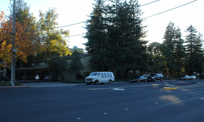 Park Vista Apartments in Pleasant Hill, CA - Building Photo - Building Photo