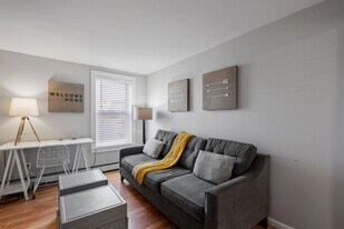 526 Hevey St in Manchester, NH - Building Photo