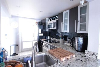 440 Paradise Isle Blvd in Hallandale Beach, FL - Building Photo - Building Photo