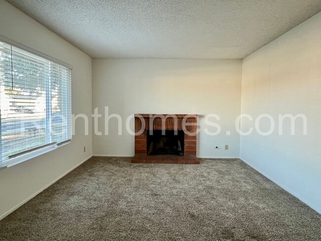 7907 Flanders Dr in San Diego, CA - Building Photo - Building Photo