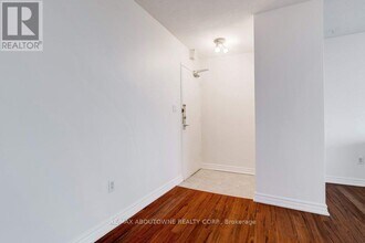 2263 Marine Dr in Oakville, ON - Building Photo - Building Photo