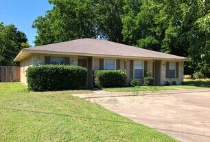 3615 Comanche St in Bryan, TX - Building Photo