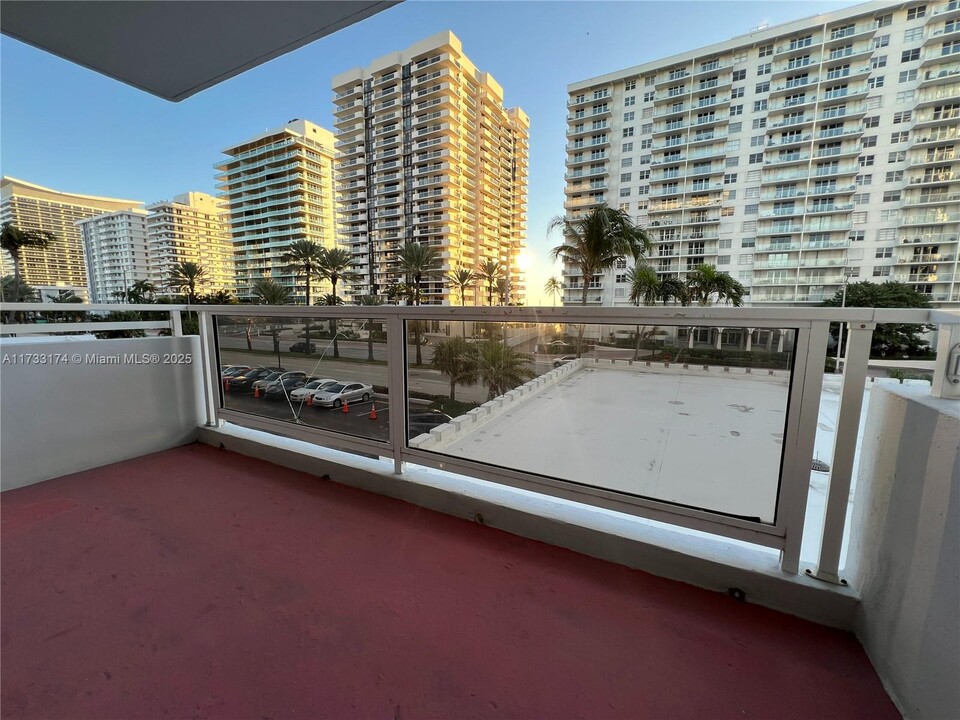 5700 Collins Ave in Miami Beach, FL - Building Photo