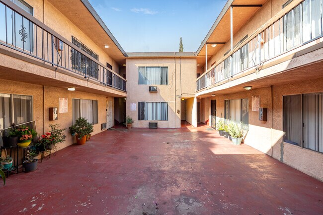 6819 Laurel Canyon Blvd. in North Hollywood, CA - Building Photo - Building Photo