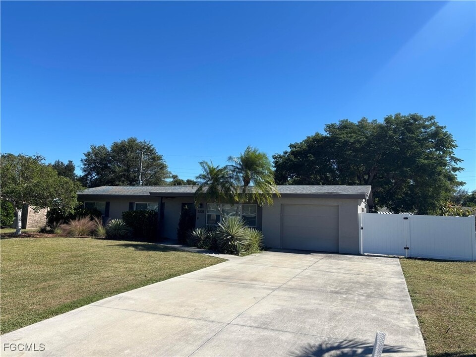 5521 Granada Rd in Ft. Myers, FL - Building Photo