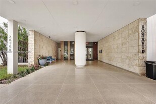 20100 W Country Club Dr, Unit 1606 in Aventura, FL - Building Photo