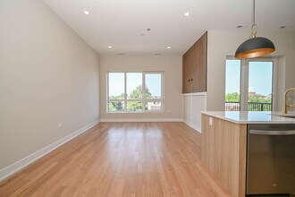 2127 W Madison St in Chicago, IL - Building Photo - Building Photo