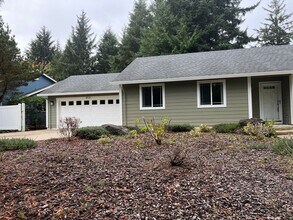 810 SW Skyline Terrace in Waldport, OR - Building Photo - Building Photo